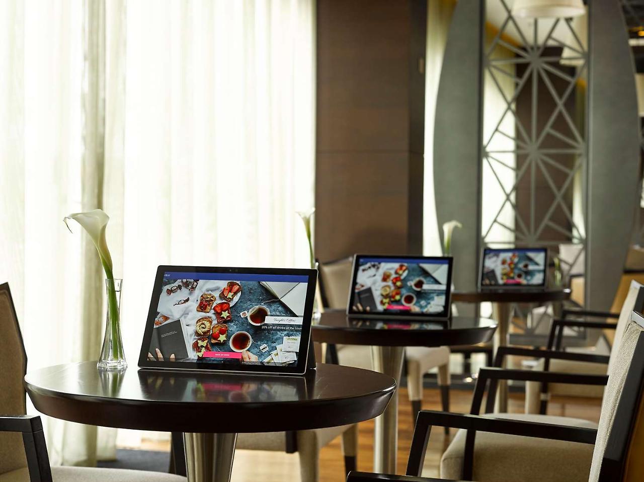 Radisson Blu Hotel & Convention Centre Kigali Exteriér fotografie A tablet computer