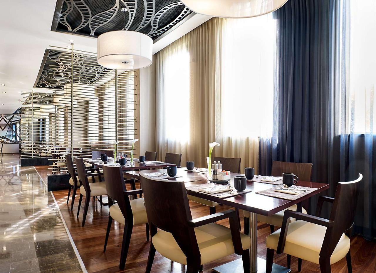 Radisson Blu Hotel & Convention Centre Kigali Exteriér fotografie The restaurant