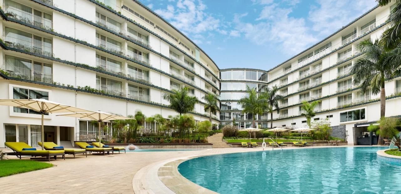 Radisson Blu Hotel & Convention Centre Kigali Exteriér fotografie The pool at the hotel