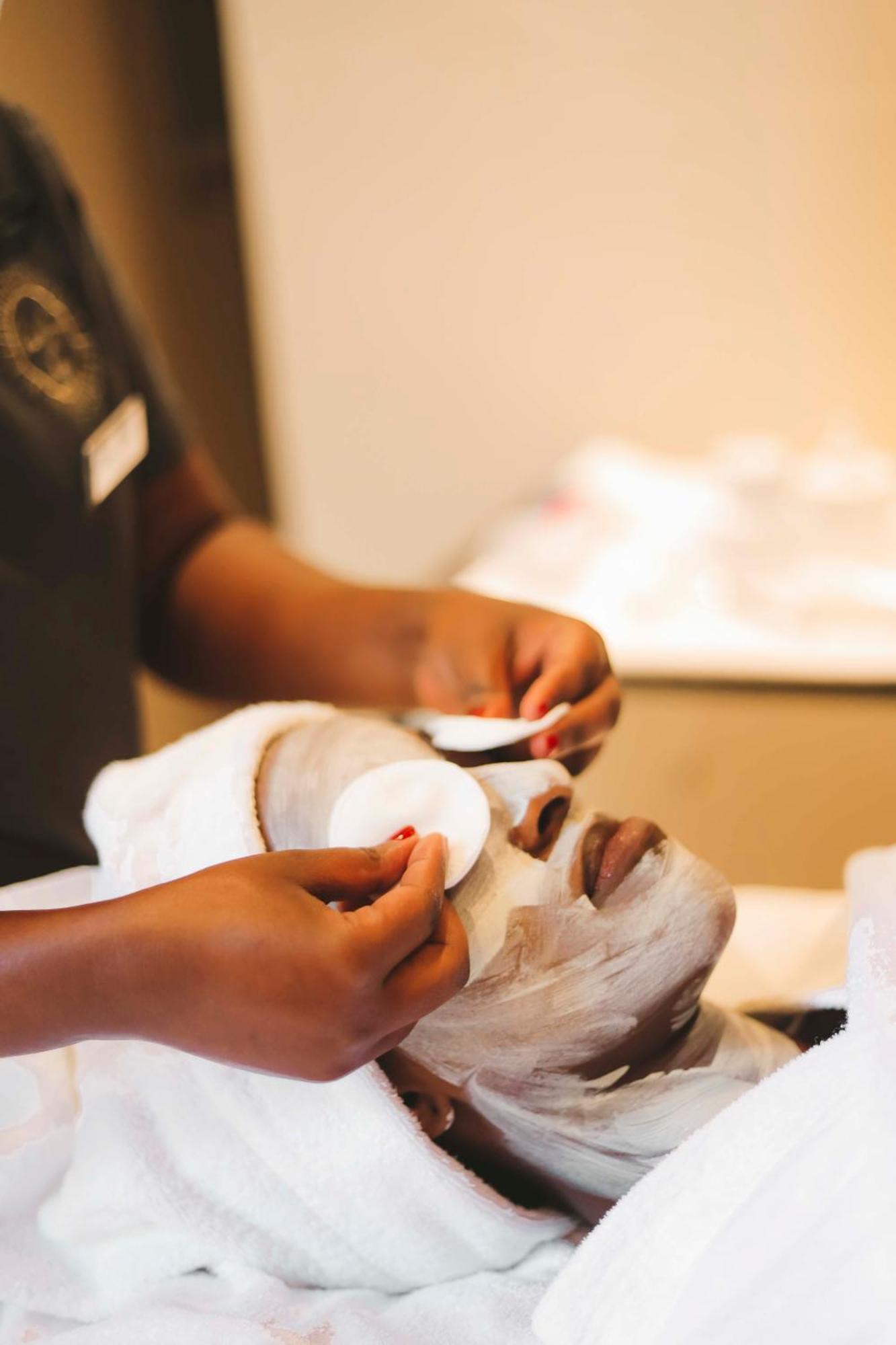 Radisson Blu Hotel & Convention Centre Kigali Exteriér fotografie A woman applying a facial mask