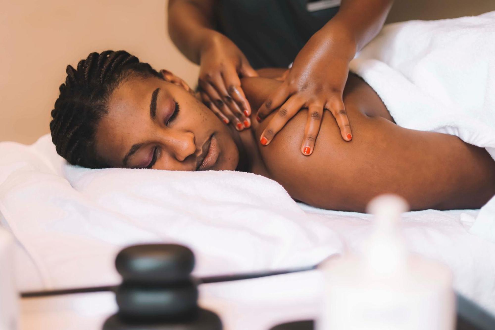 Radisson Blu Hotel & Convention Centre Kigali Exteriér fotografie A woman receiving a massage