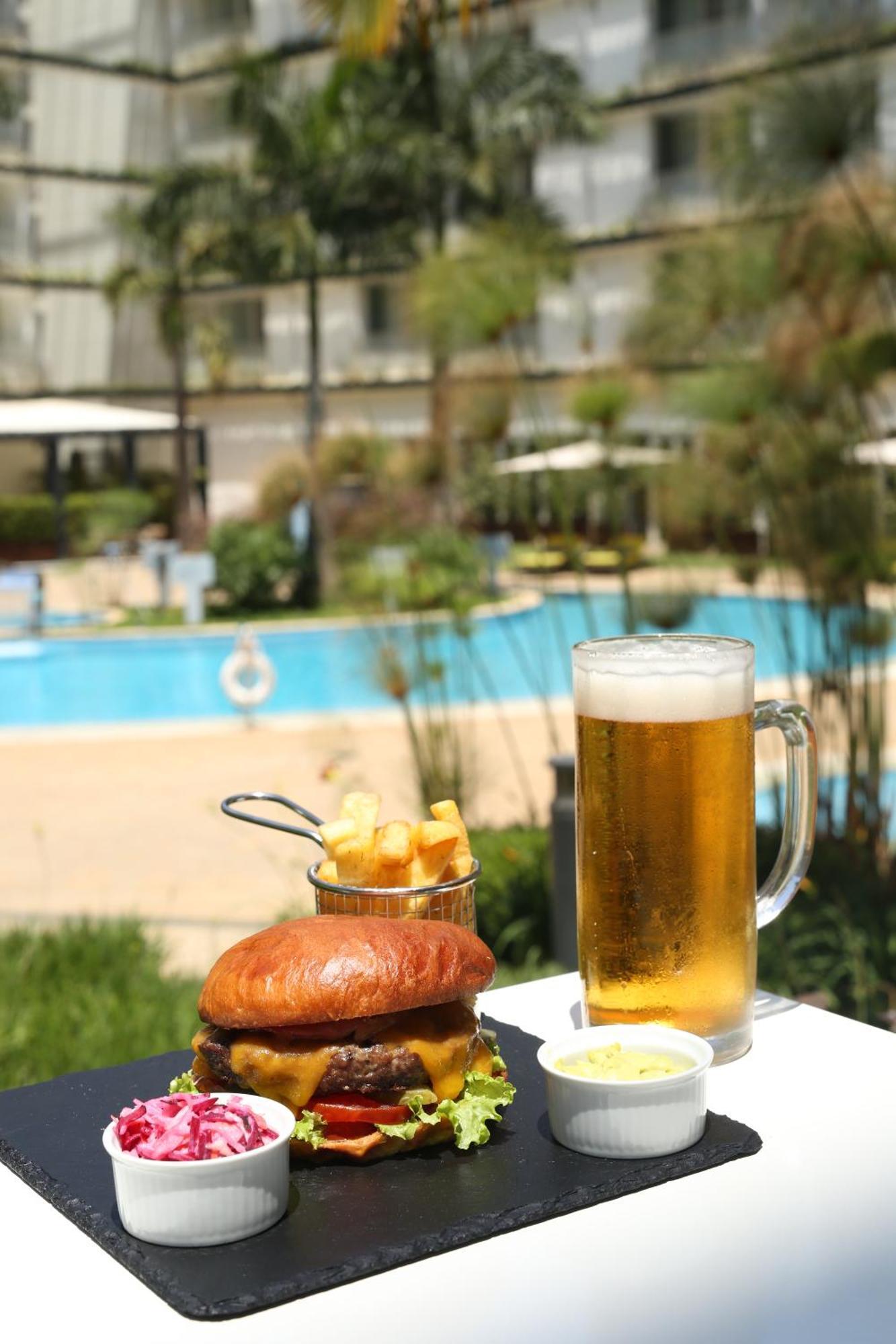 Radisson Blu Hotel & Convention Centre Kigali Exteriér fotografie Beer and bread