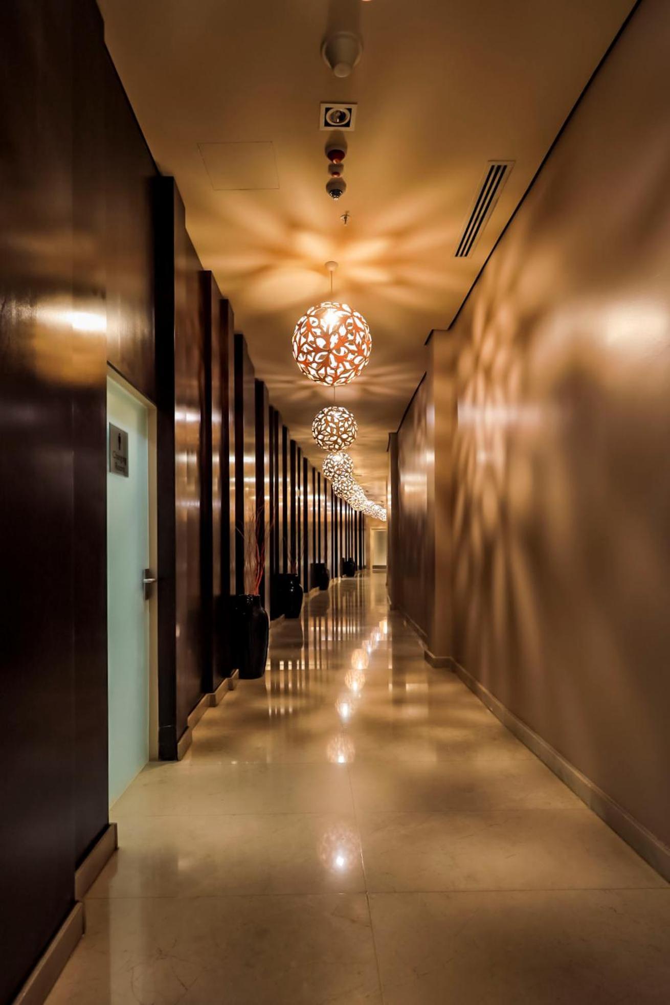 Radisson Blu Hotel & Convention Centre Kigali Exteriér fotografie A corridor at the hotel