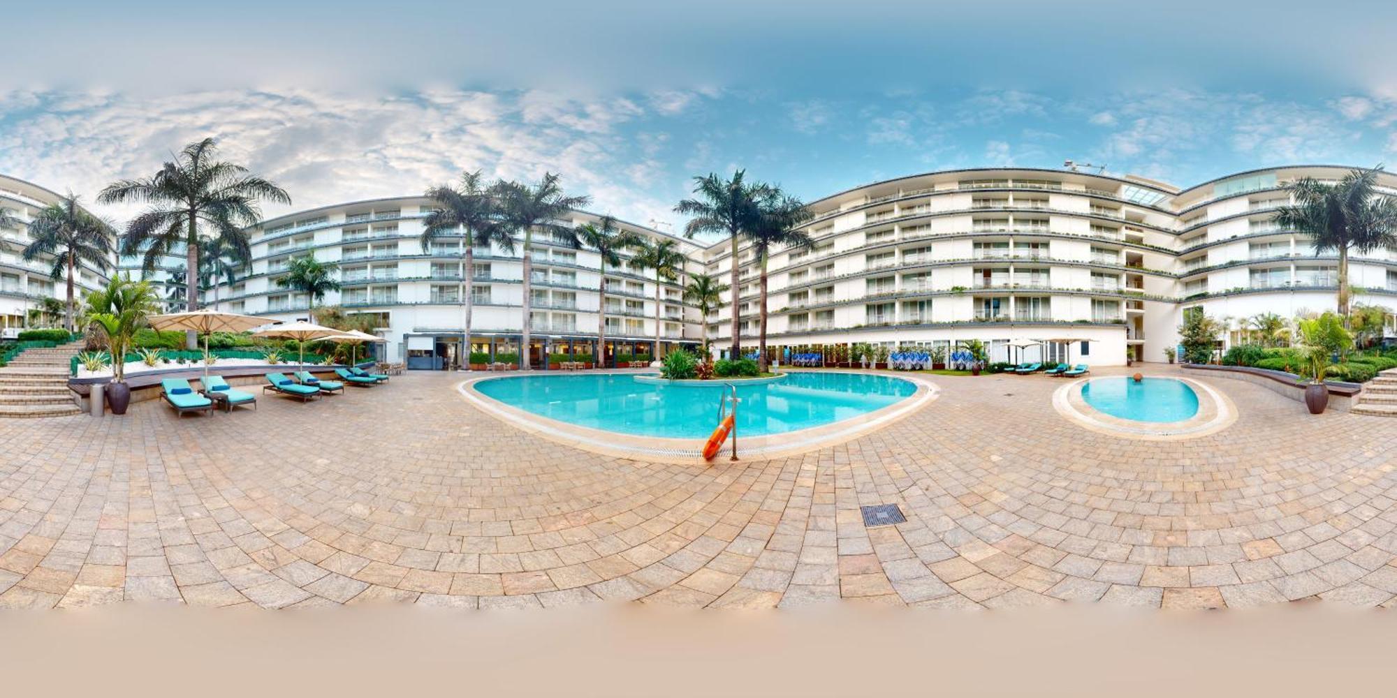 Radisson Blu Hotel & Convention Centre Kigali Exteriér fotografie The pool at the hotel