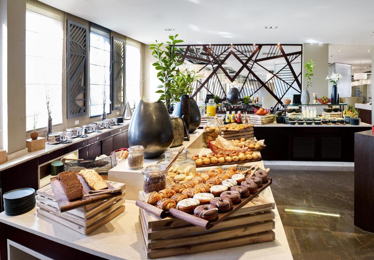 Radisson Blu Hotel & Convention Centre Kigali Exteriér fotografie The buffet at the 1010 restaurant