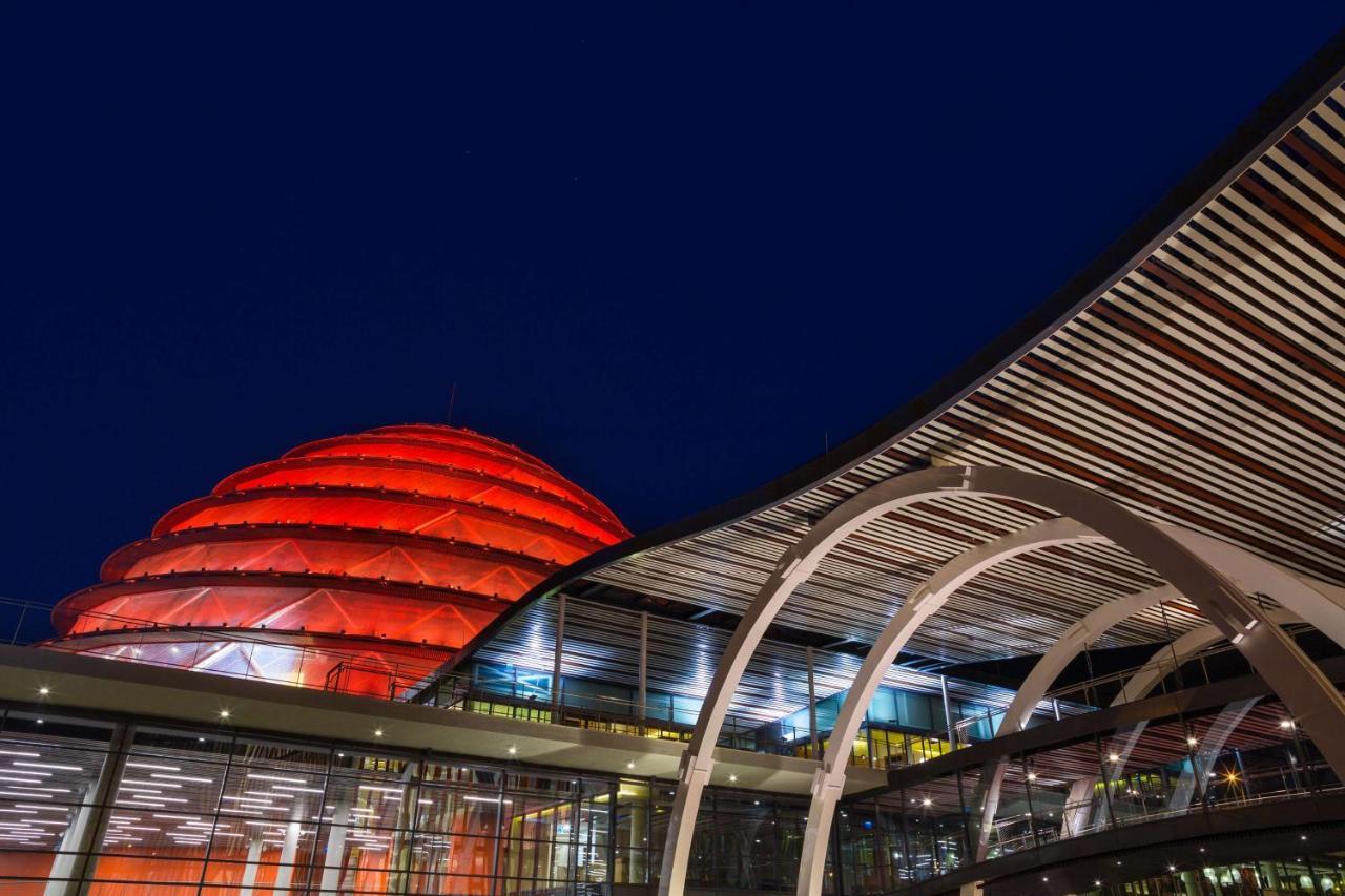Radisson Blu Hotel & Convention Centre Kigali Exteriér fotografie The station at night