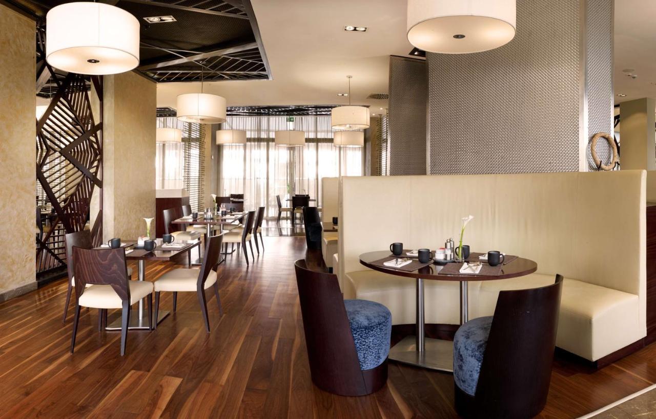 Radisson Blu Hotel & Convention Centre Kigali Exteriér fotografie The interior of the restaurant